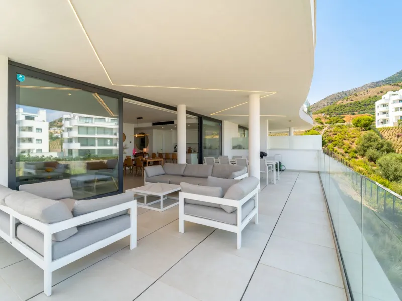 This exceptional ground-floor apartment offers a rare combination of space, privacy, and open views within a secure and highly sought-after residential setting on the Costa del Sol. The property enjoys uninterrupted views over a protected green zone and w