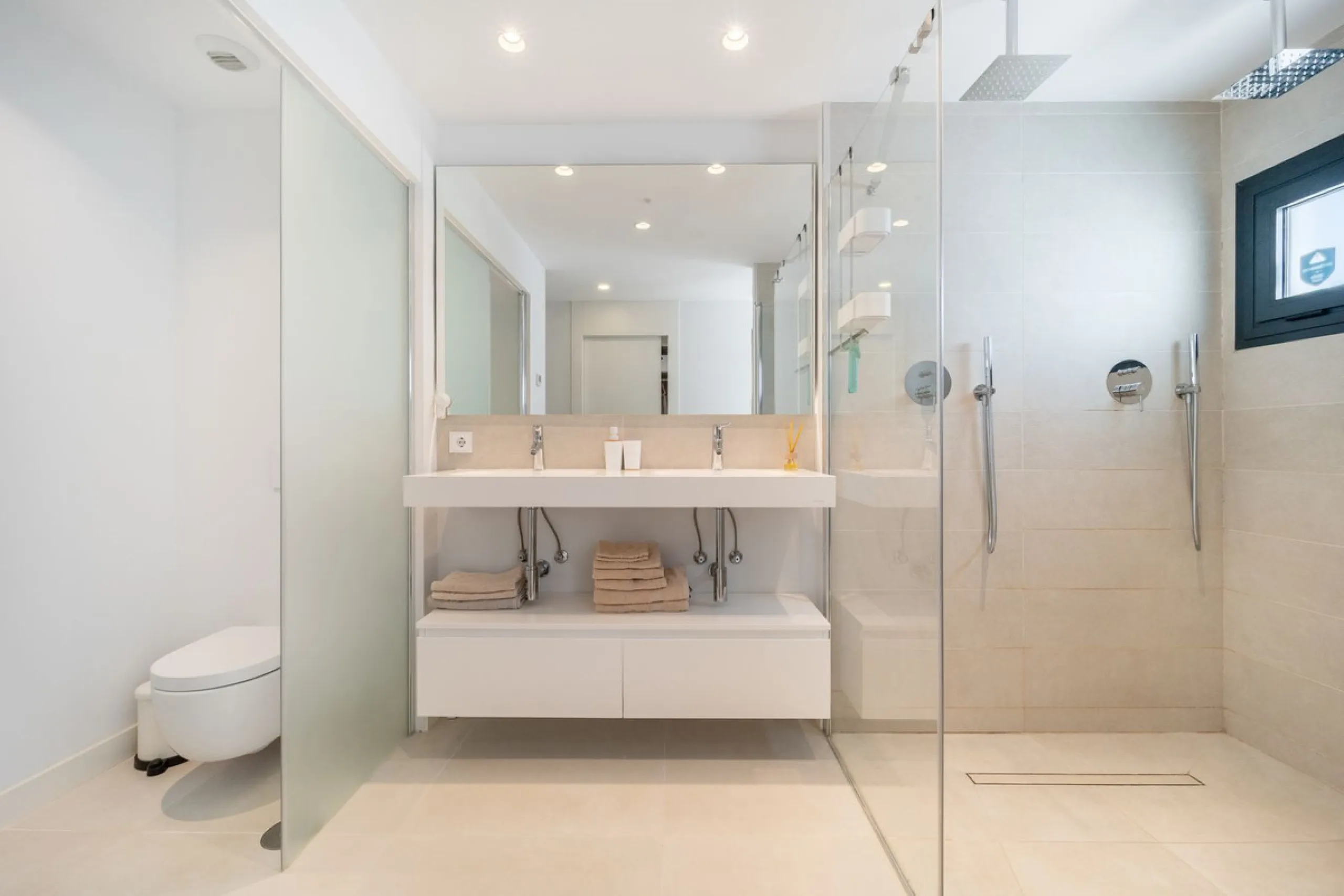 This exceptional ground-floor apartment offers a rare combination of space, privacy, and open views within a secure and highly sought-after residential setting on the Costa del Sol. The property enjoys uninterrupted views over a protected green zone and w