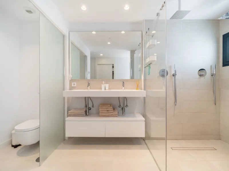 This exceptional ground-floor apartment offers a rare combination of space, privacy, and open views within a secure and highly sought-after residential setting on the Costa del Sol. The property enjoys uninterrupted views over a protected green zone and w