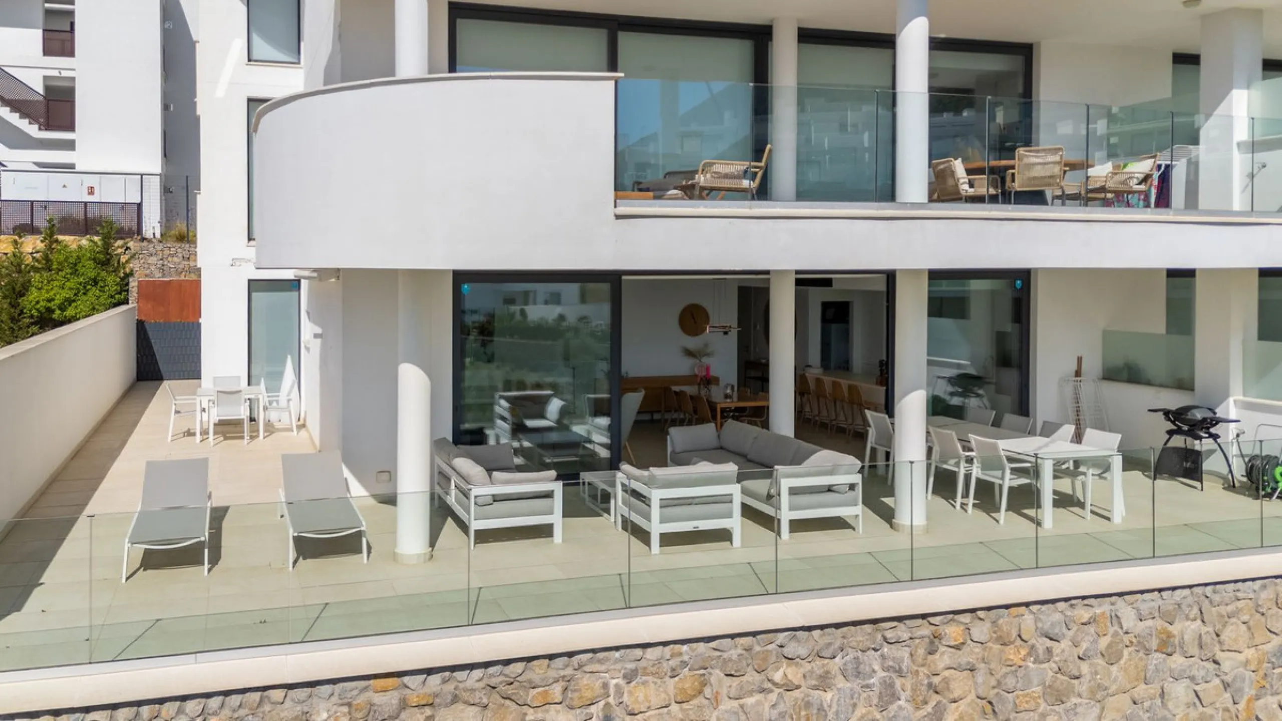 This exceptional ground-floor apartment offers a rare combination of space, privacy, and open views within a secure and highly sought-after residential setting on the Costa del Sol. The property enjoys uninterrupted views over a protected green zone and w