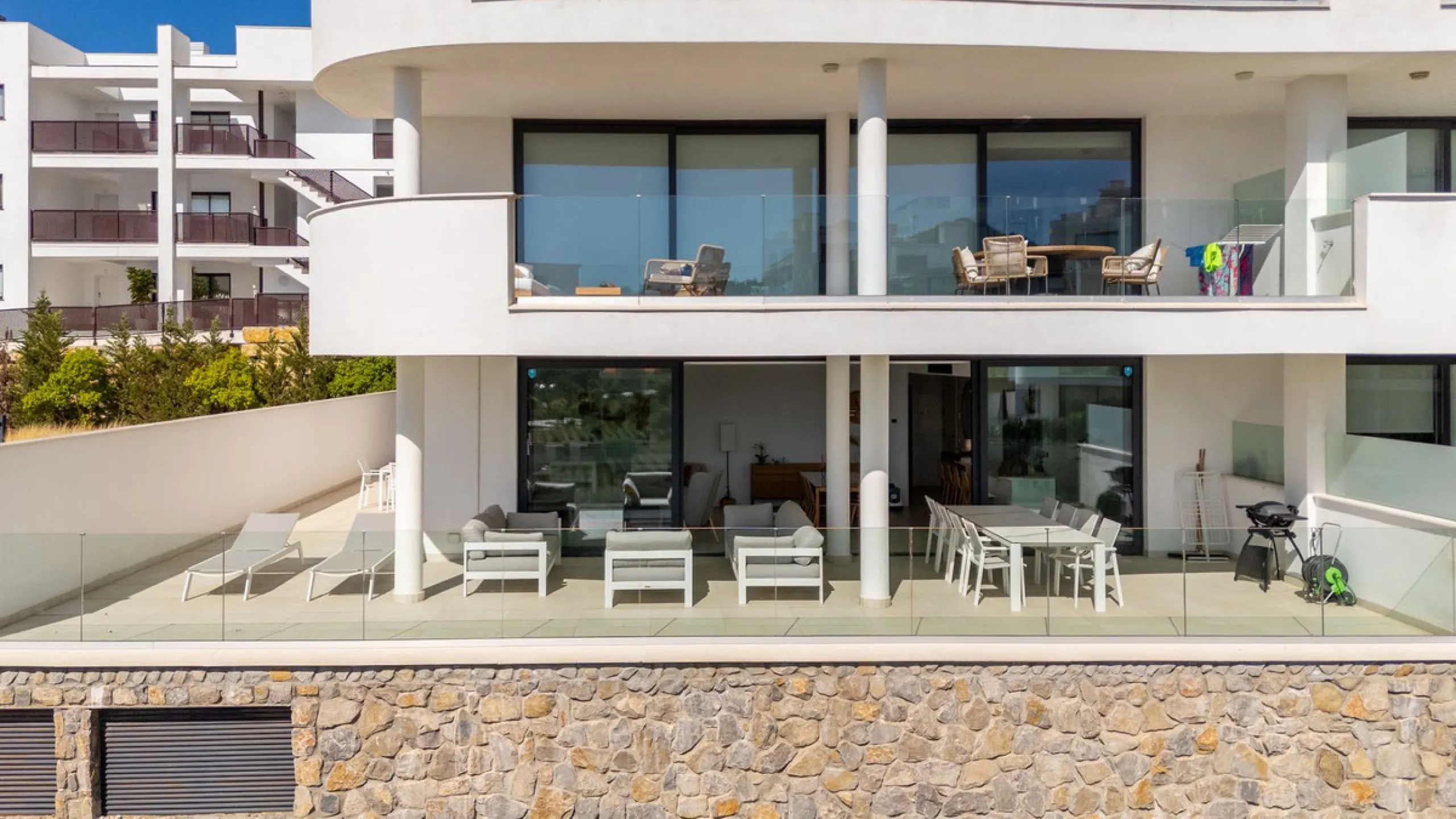 This exceptional ground-floor apartment offers a rare combination of space, privacy, and open views within a secure and highly sought-after residential setting on the Costa del Sol. The property enjoys uninterrupted views over a protected green zone and w
