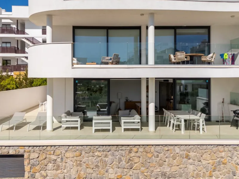 This exceptional ground-floor apartment offers a rare combination of space, privacy, and open views within a secure and highly sought-after residential setting on the Costa del Sol. The property enjoys uninterrupted views over a protected green zone and w