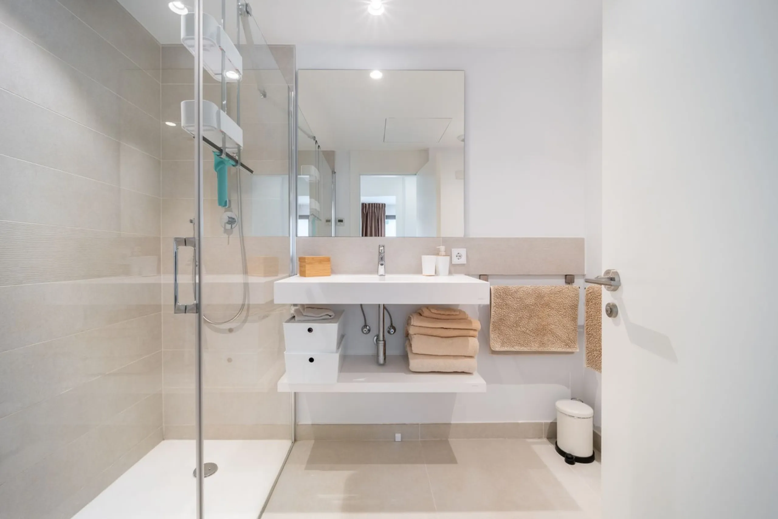 This exceptional ground-floor apartment offers a rare combination of space, privacy, and open views within a secure and highly sought-after residential setting on the Costa del Sol. The property enjoys uninterrupted views over a protected green zone and w