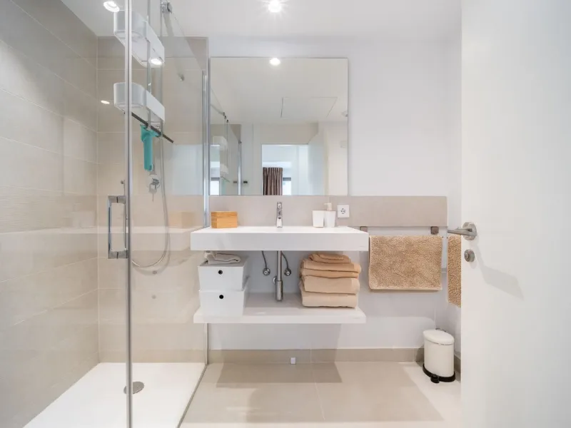 This exceptional ground-floor apartment offers a rare combination of space, privacy, and open views within a secure and highly sought-after residential setting on the Costa del Sol. The property enjoys uninterrupted views over a protected green zone and w