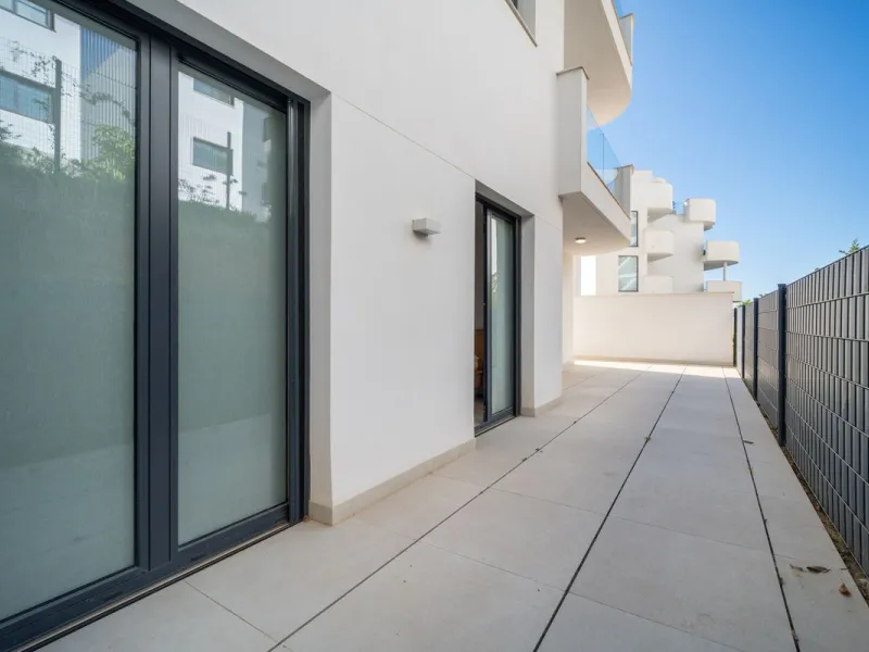 This exceptional ground-floor apartment offers a rare combination of space, privacy, and open views within a secure and highly sought-after residential setting on the Costa del Sol. The property enjoys uninterrupted views over a protected green zone and w