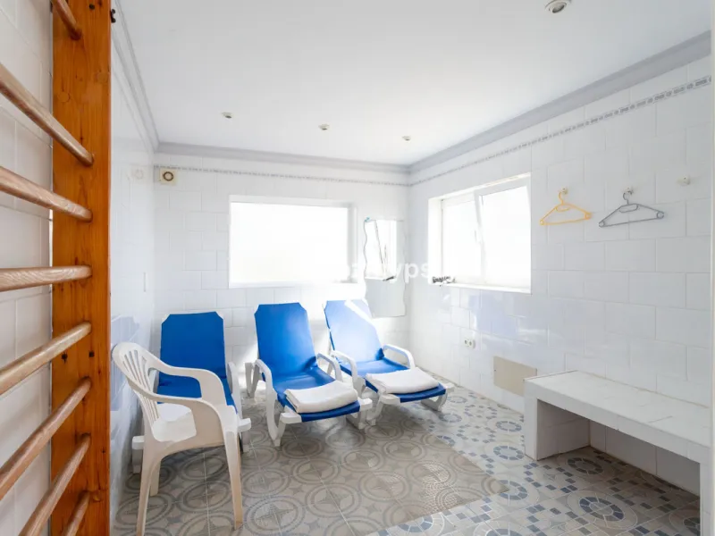 Große Villa in Torrox mit Tennisplatz und guten Geschäftsmöglichkeiten