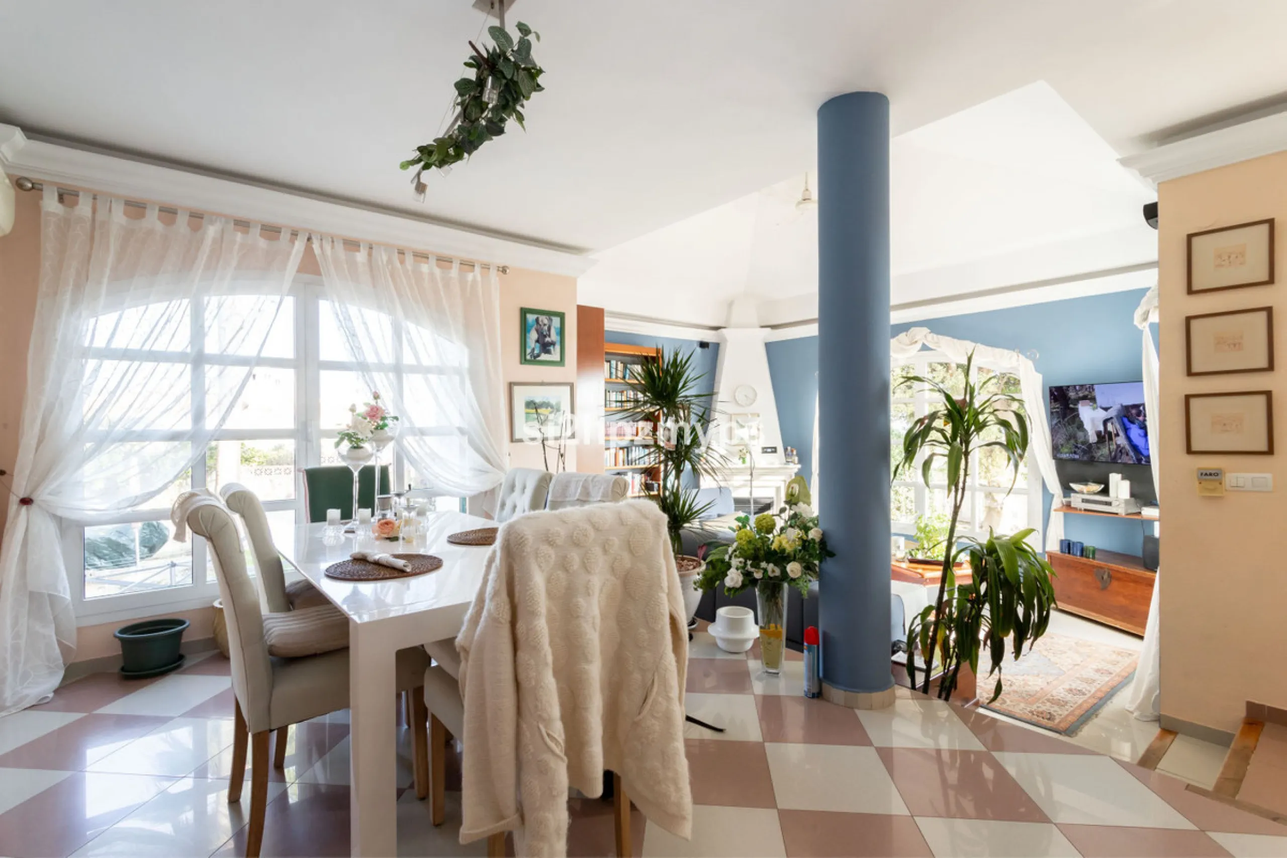Große Villa in Torrox mit Tennisplatz und guten Geschäftsmöglichkeiten