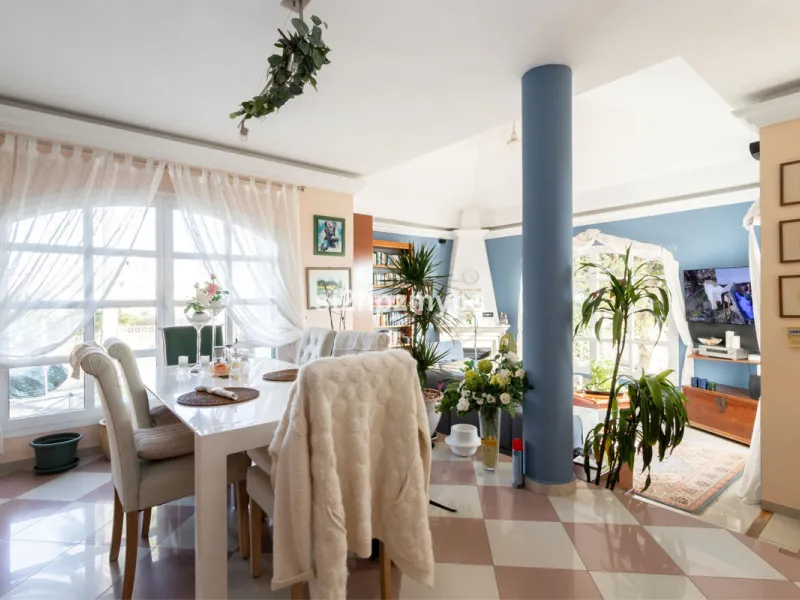 Große Villa in Torrox mit Tennisplatz und guten Geschäftsmöglichkeiten
