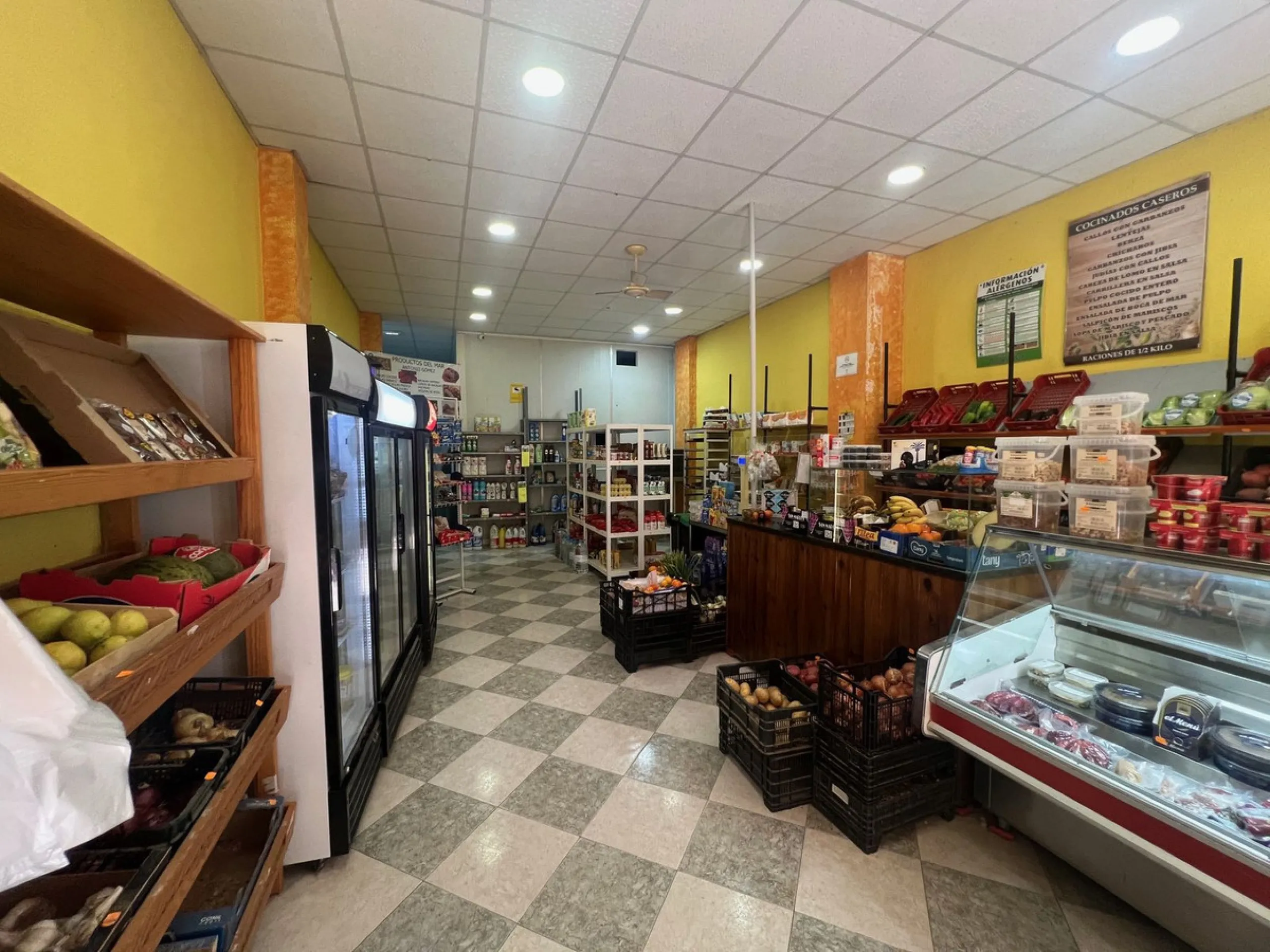 Commercial premises for sale in the centre of Estepona, with 100 square metres of floor space comprising several rooms with an industrial kitchen and cold room with refrigerator. It has a licence from the Andalusian Regional Government to serve takeaway f