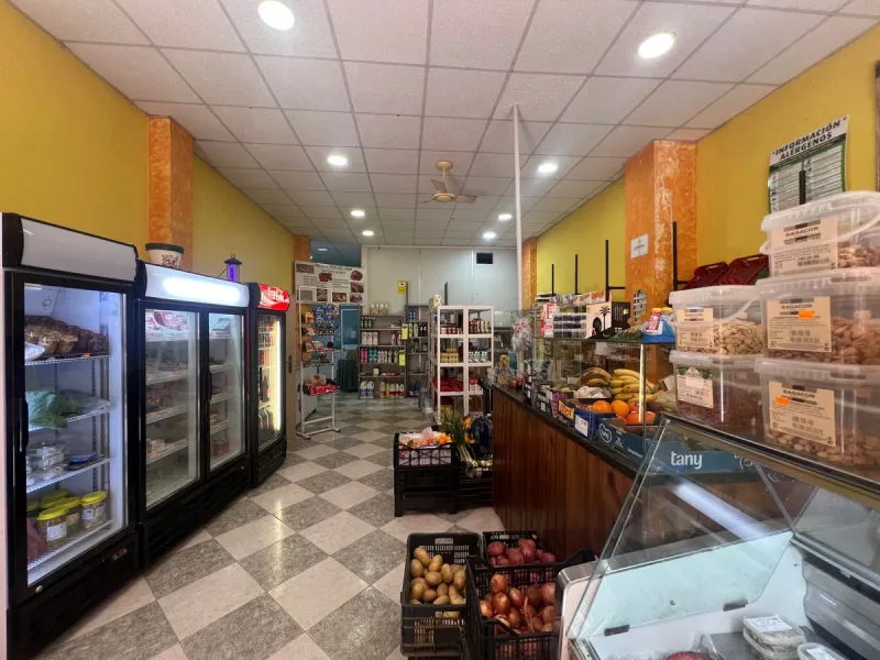 Commercial premises for sale in the centre of Estepona, with 100 square metres of floor space comprising several rooms with an industrial kitchen and cold room with refrigerator. It has a licence from the Andalusian Regional Government to serve takeaway f