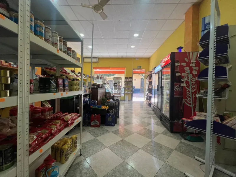 Commercial premises for sale in the centre of Estepona, with 100 square metres of floor space comprising several rooms with an industrial kitchen and cold room with refrigerator. It has a licence from the Andalusian Regional Government to serve takeaway f