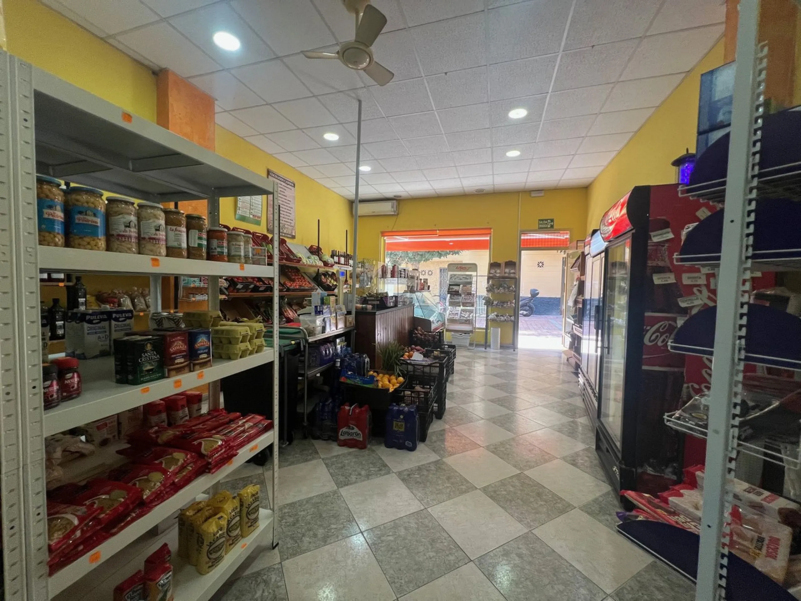 Commercial premises for sale in the centre of Estepona, with 100 square metres of floor space comprising several rooms with an industrial kitchen and cold room with refrigerator. It has a licence from the Andalusian Regional Government to serve takeaway f
