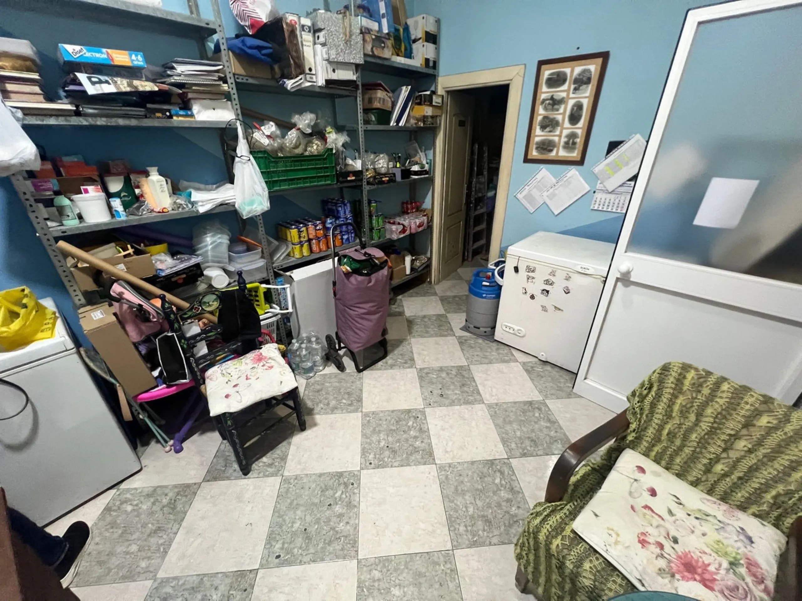 Commercial premises for sale in the centre of Estepona, with 100 square metres of floor space comprising several rooms with an industrial kitchen and cold room with refrigerator. It has a licence from the Andalusian Regional Government to serve takeaway f