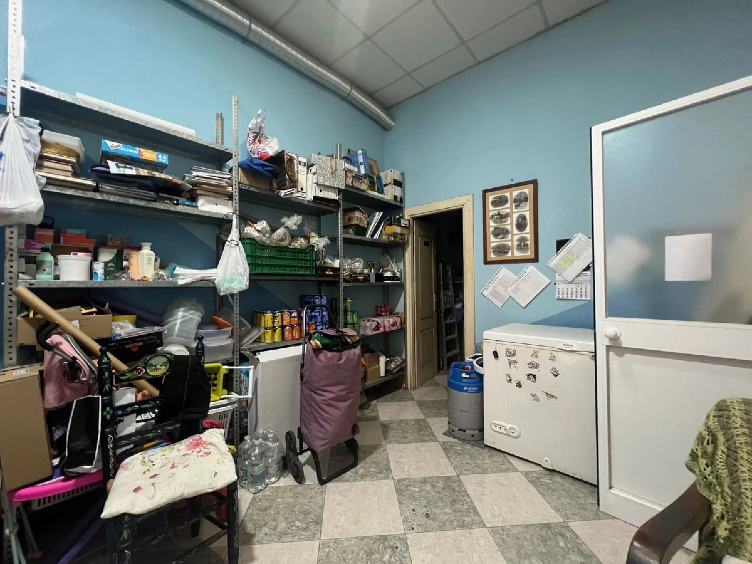 Commercial premises for sale in the centre of Estepona, with 100 square metres of floor space comprising several rooms with an industrial kitchen and cold room with refrigerator. It has a licence from the Andalusian Regional Government to serve takeaway f