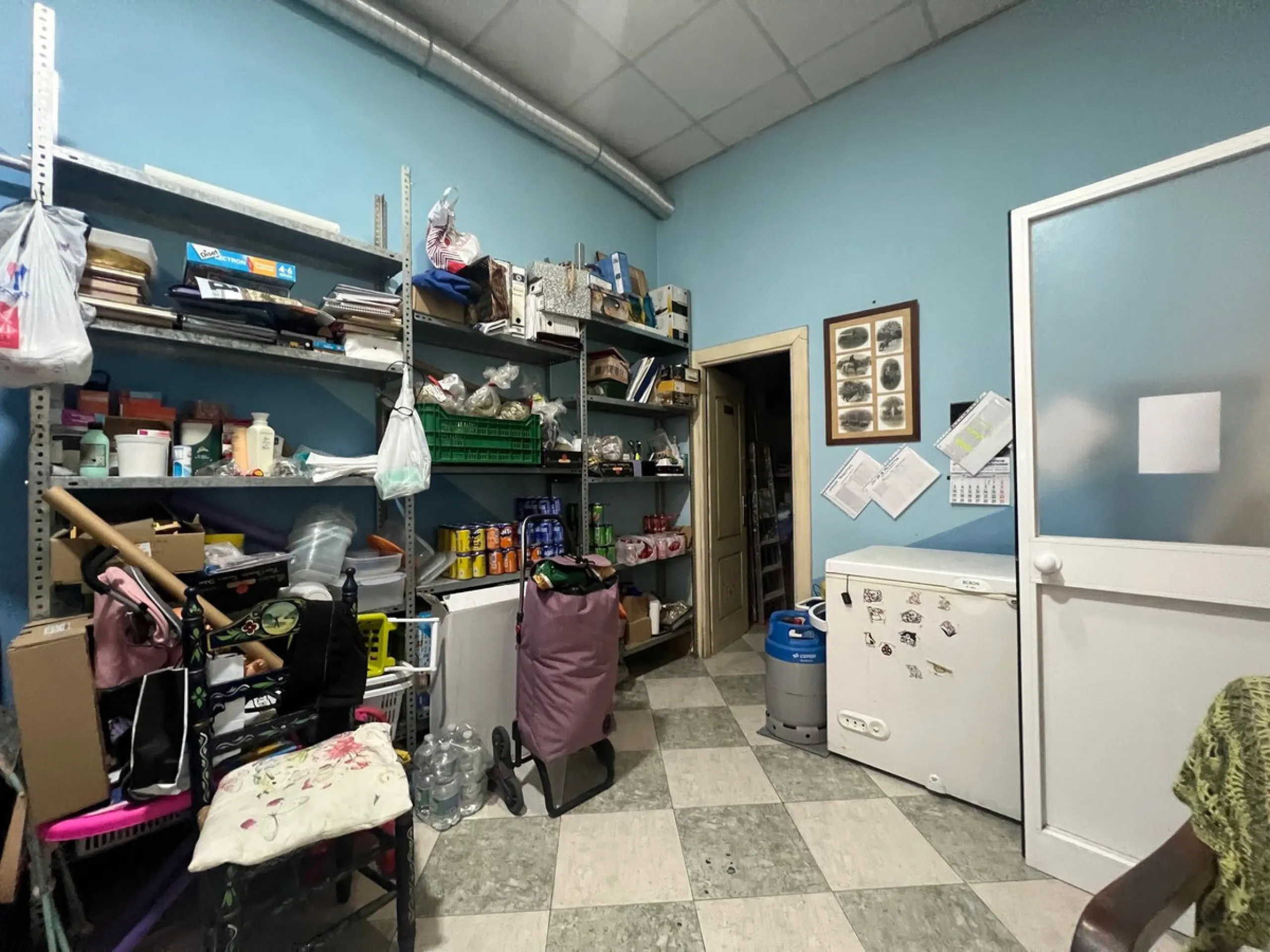 Commercial premises for sale in the centre of Estepona, with 100 square metres of floor space comprising several rooms with an industrial kitchen and cold room with refrigerator. It has a licence from the Andalusian Regional Government to serve takeaway f
