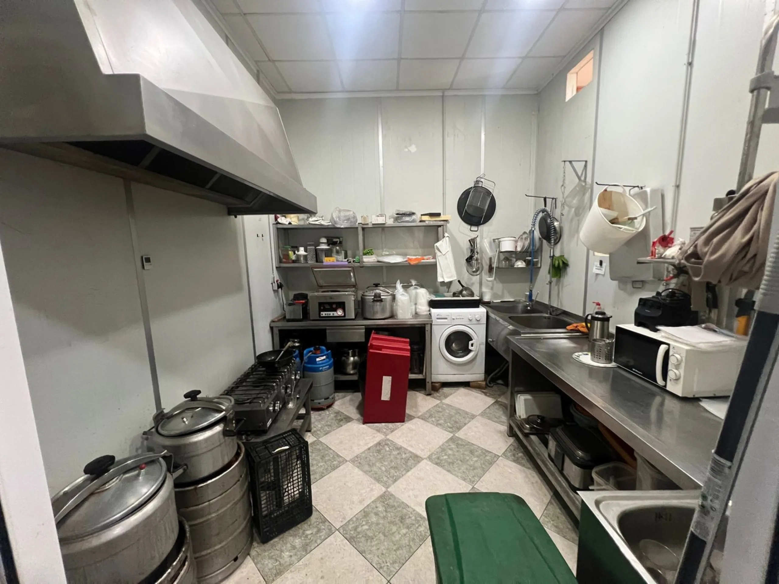 Commercial premises for sale in the centre of Estepona, with 100 square metres of floor space comprising several rooms with an industrial kitchen and cold room with refrigerator. It has a licence from the Andalusian Regional Government to serve takeaway f