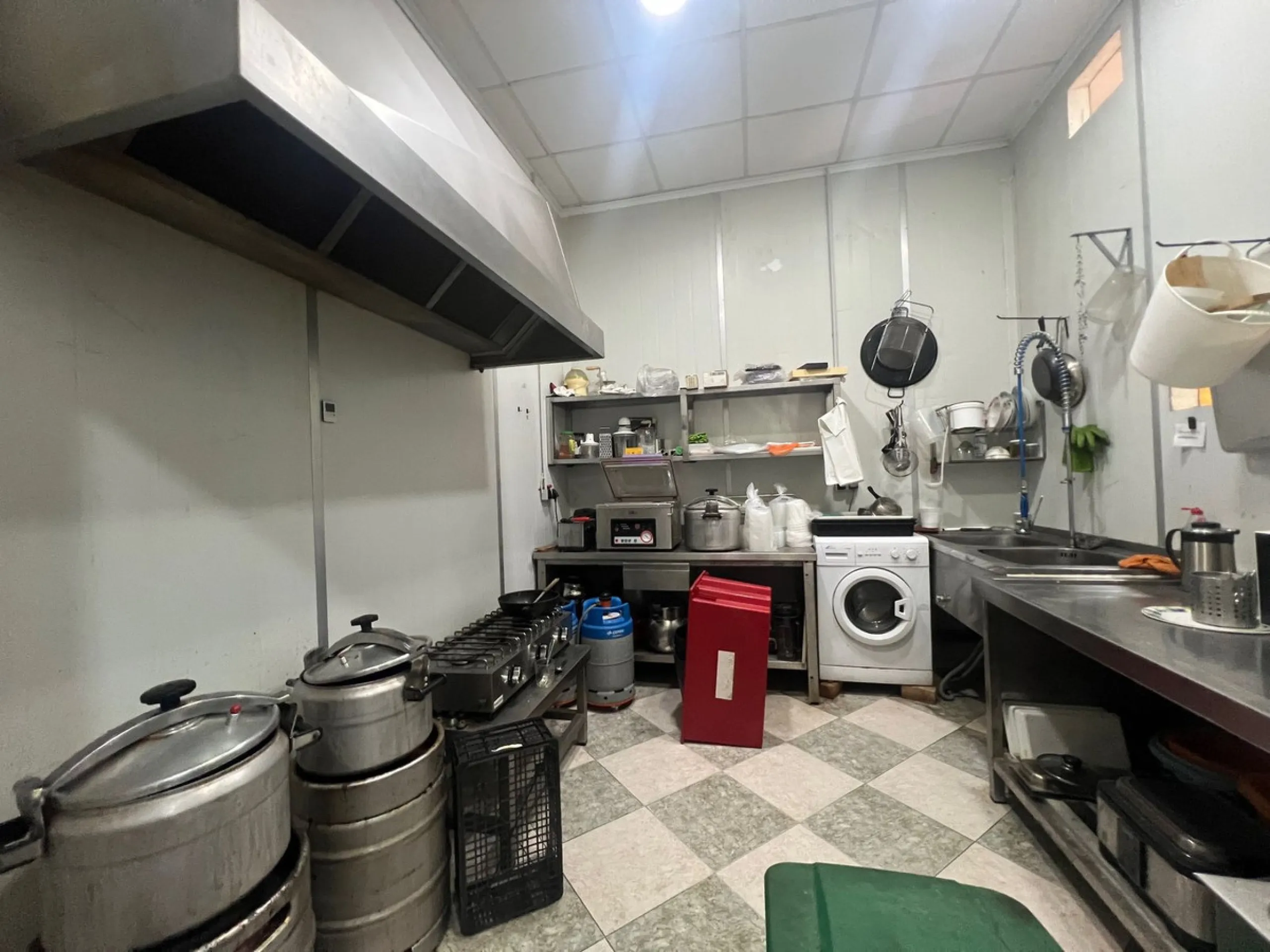 Commercial premises for sale in the centre of Estepona, with 100 square metres of floor space comprising several rooms with an industrial kitchen and cold room with refrigerator. It has a licence from the Andalusian Regional Government to serve takeaway f