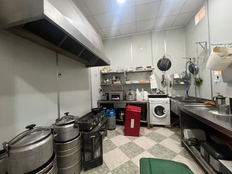 Commercial premises for sale in the centre of Estepona, with 100 square metres of floor space comprising several rooms with an industrial kitchen and cold room with refrigerator. It has a licence from the Andalusian Regional Government to serve takeaway f