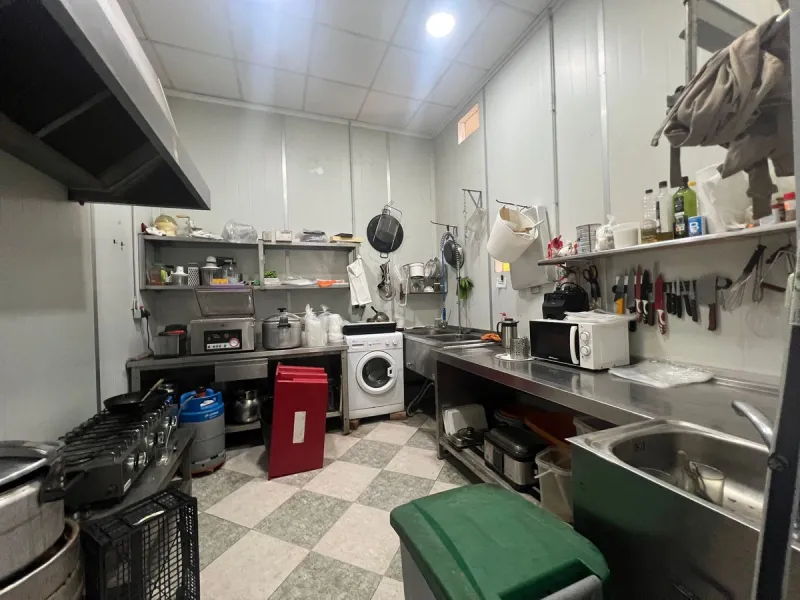 Commercial premises for sale in the centre of Estepona, with 100 square metres of floor space comprising several rooms with an industrial kitchen and cold room with refrigerator. It has a licence from the Andalusian Regional Government to serve takeaway f