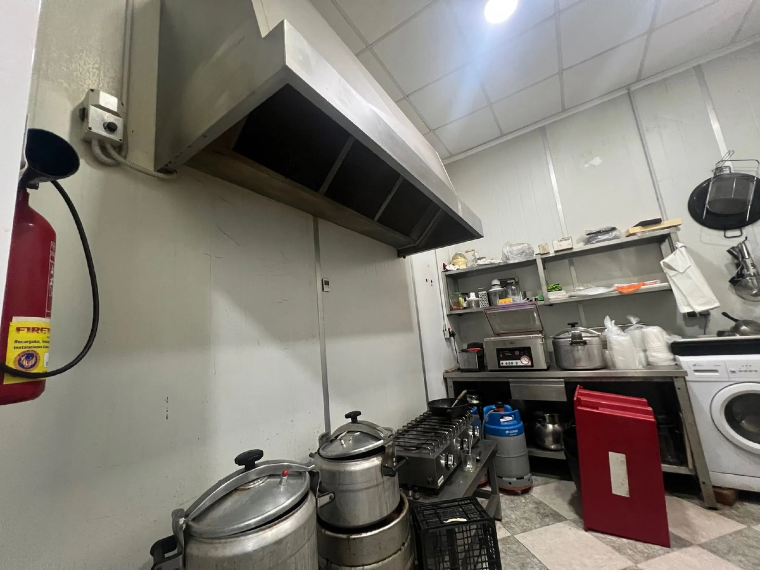 Commercial premises for sale in the centre of Estepona, with 100 square metres of floor space comprising several rooms with an industrial kitchen and cold room with refrigerator. It has a licence from the Andalusian Regional Government to serve takeaway f