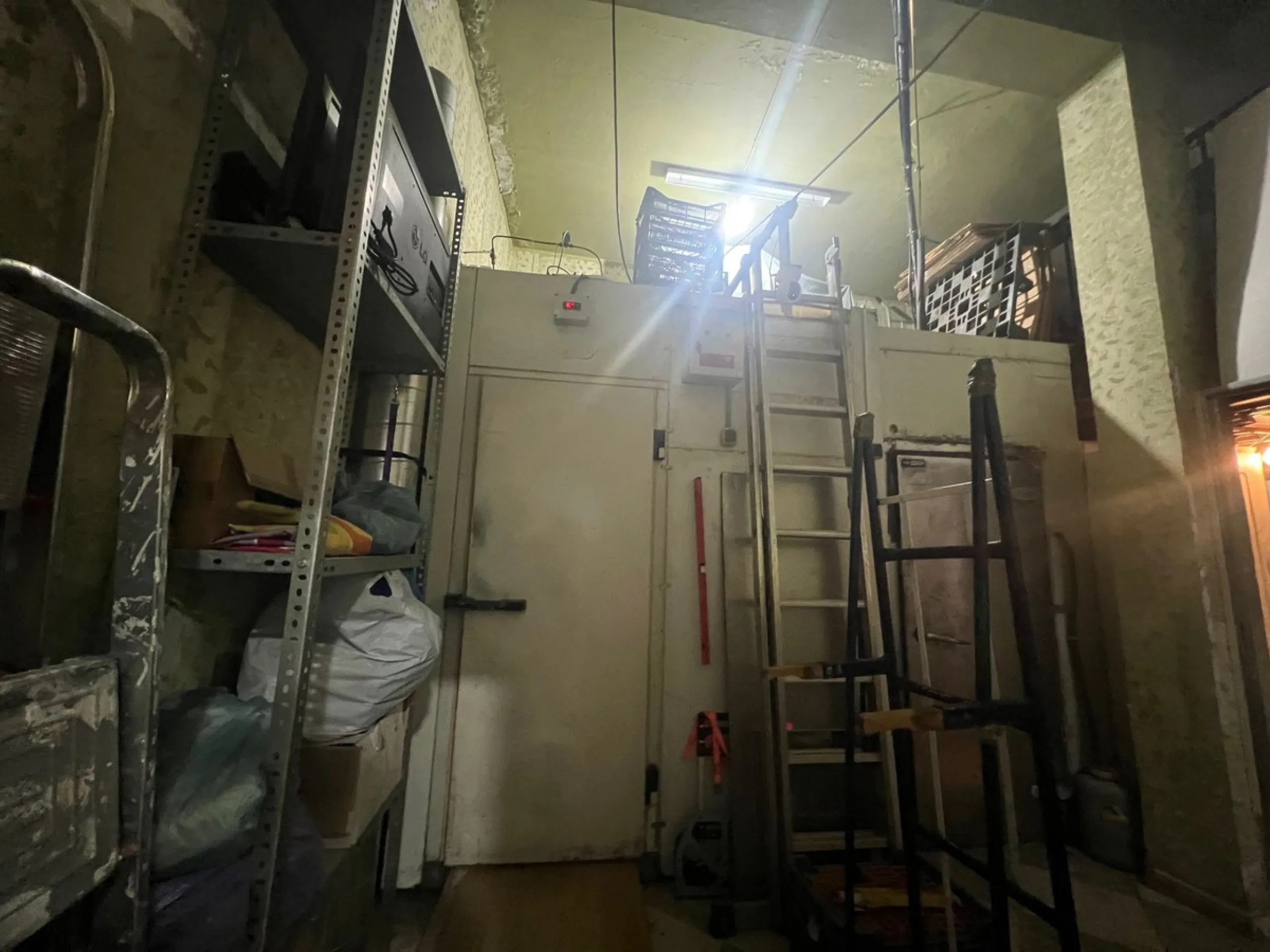 Commercial premises for sale in the centre of Estepona, with 100 square metres of floor space comprising several rooms with an industrial kitchen and cold room with refrigerator. It has a licence from the Andalusian Regional Government to serve takeaway f