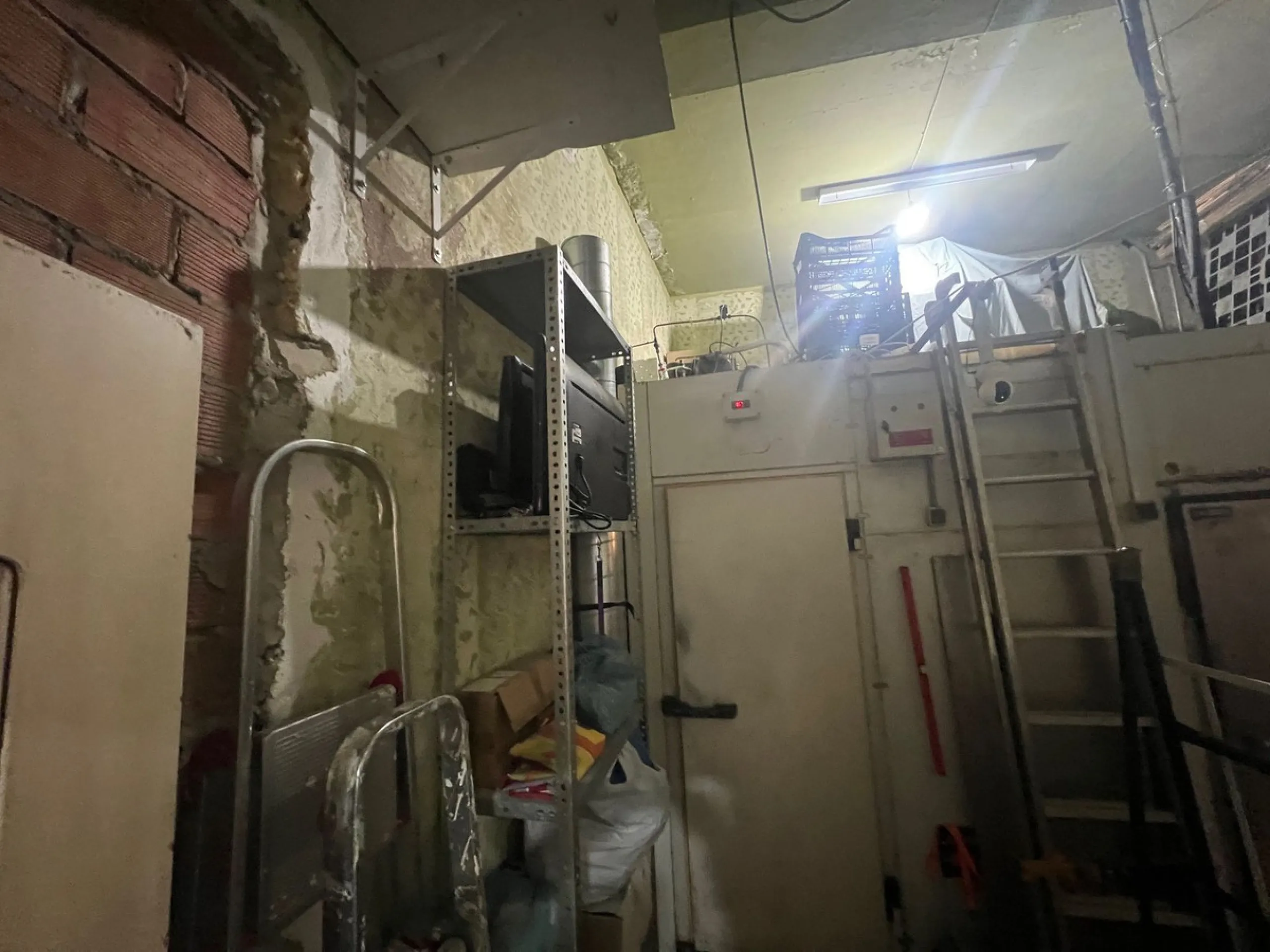 Commercial premises for sale in the centre of Estepona, with 100 square metres of floor space comprising several rooms with an industrial kitchen and cold room with refrigerator. It has a licence from the Andalusian Regional Government to serve takeaway f