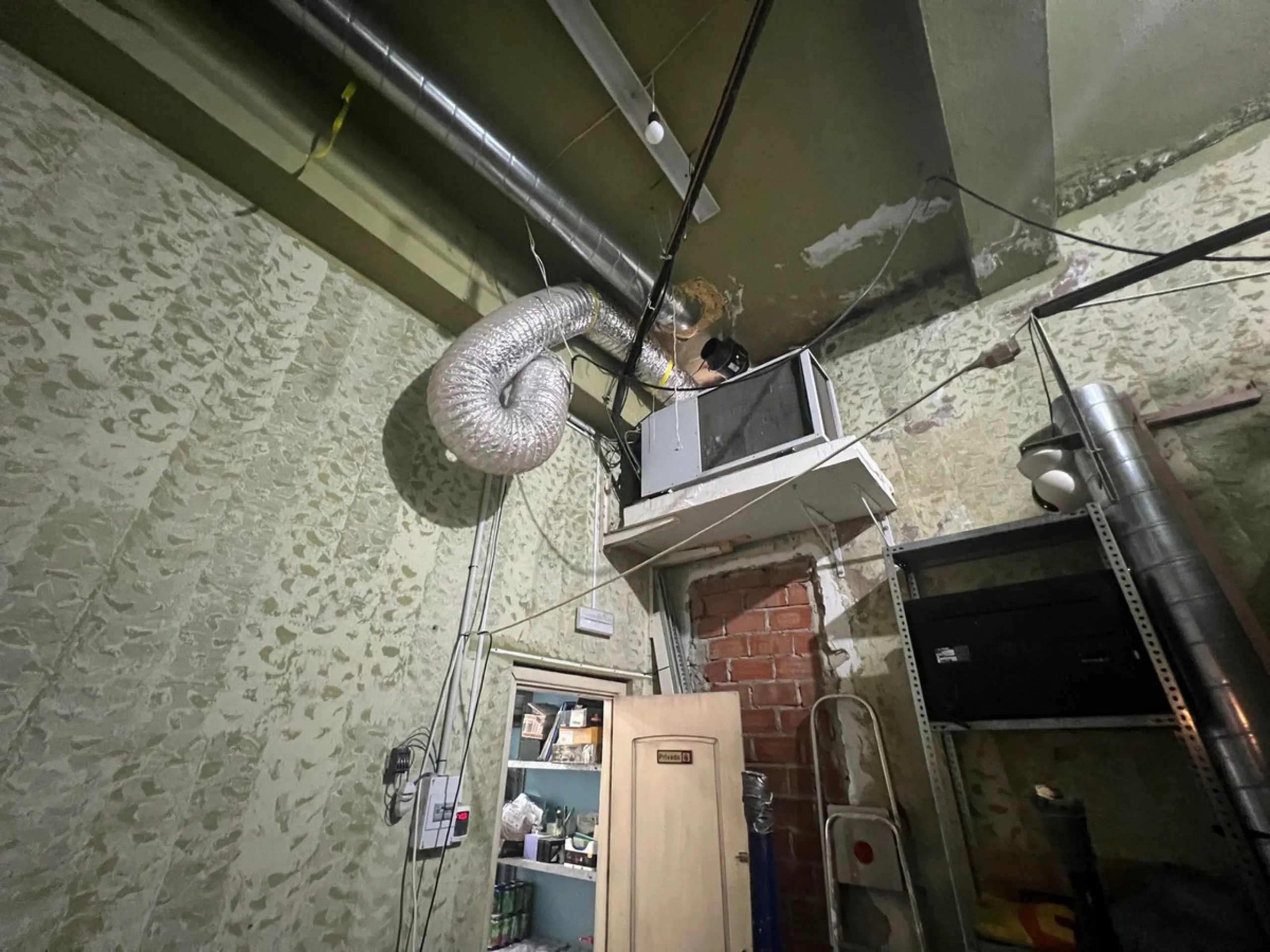 Commercial premises for sale in the centre of Estepona, with 100 square metres of floor space comprising several rooms with an industrial kitchen and cold room with refrigerator. It has a licence from the Andalusian Regional Government to serve takeaway f