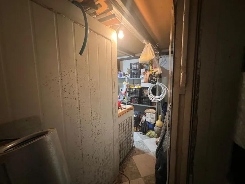 Commercial premises for sale in the centre of Estepona, with 100 square metres of floor space comprising several rooms with an industrial kitchen and cold room with refrigerator. It has a licence from the Andalusian Regional Government to serve takeaway f