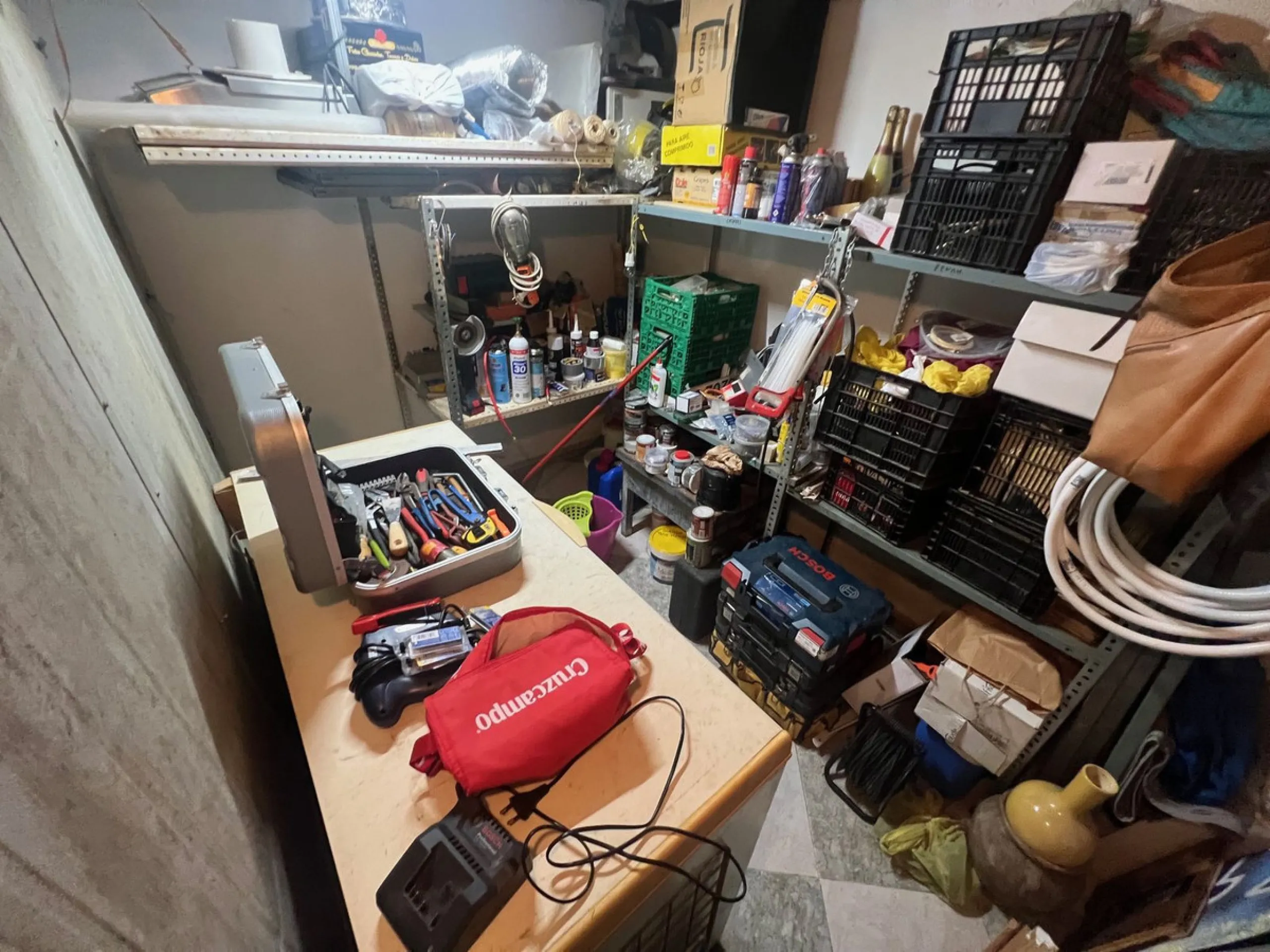 Commercial premises for sale in the centre of Estepona, with 100 square metres of floor space comprising several rooms with an industrial kitchen and cold room with refrigerator. It has a licence from the Andalusian Regional Government to serve takeaway f
