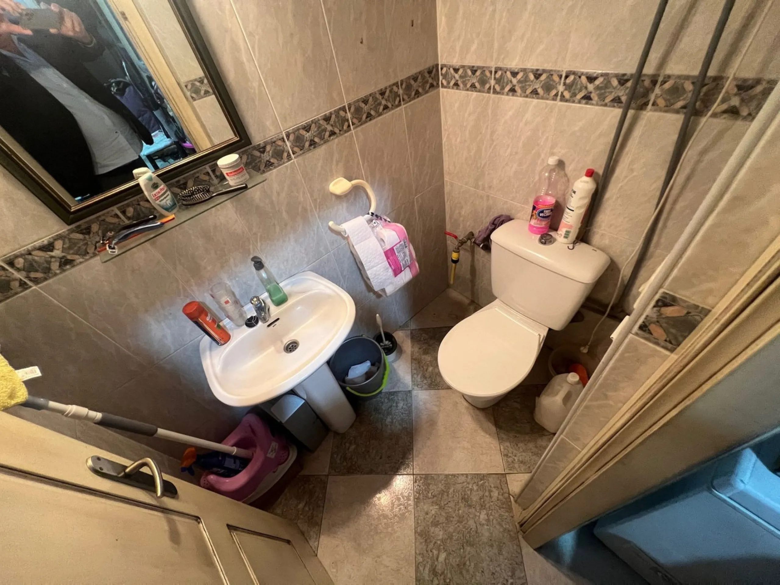 Commercial premises for sale in the centre of Estepona, with 100 square metres of floor space comprising several rooms with an industrial kitchen and cold room with refrigerator. It has a licence from the Andalusian Regional Government to serve takeaway f