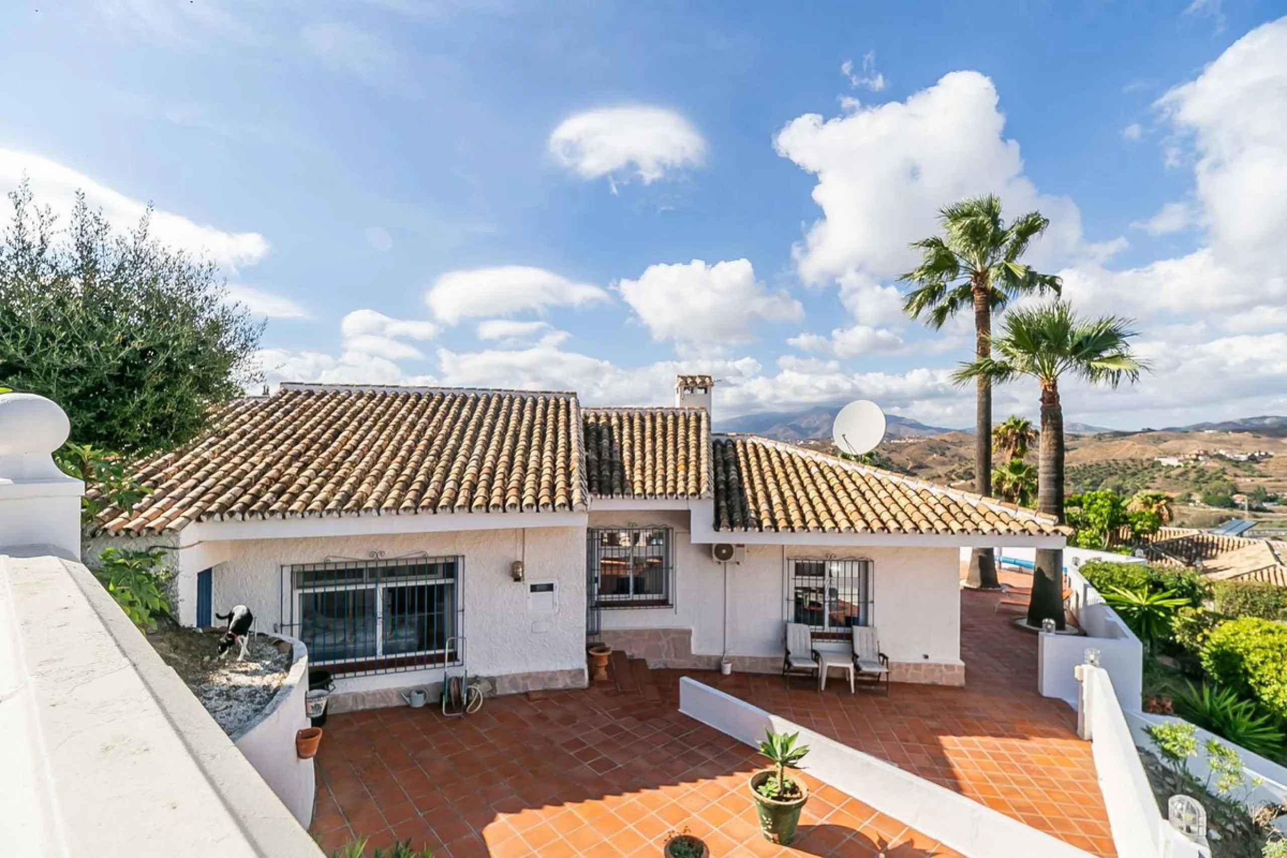Discover this magnificent property located in the sought-after area of La Sierrezuela, only 4 km from the beach.