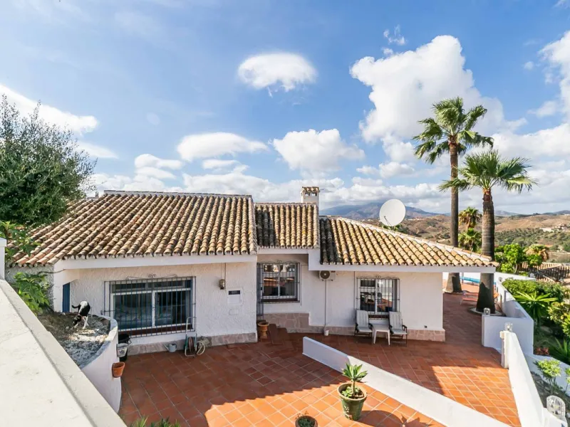 House - Detached Villa в продаже в Mijas, Málaga. В доме 4 спален и 4 ванных комнат. Площадь дома 204 м². Площадь участка 1223 м²