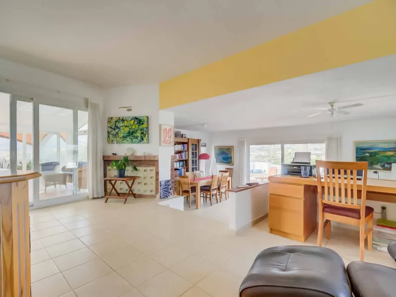 Discover this magnificent property located in the sought-after area of La Sierrezuela, only 4 km from the beach.