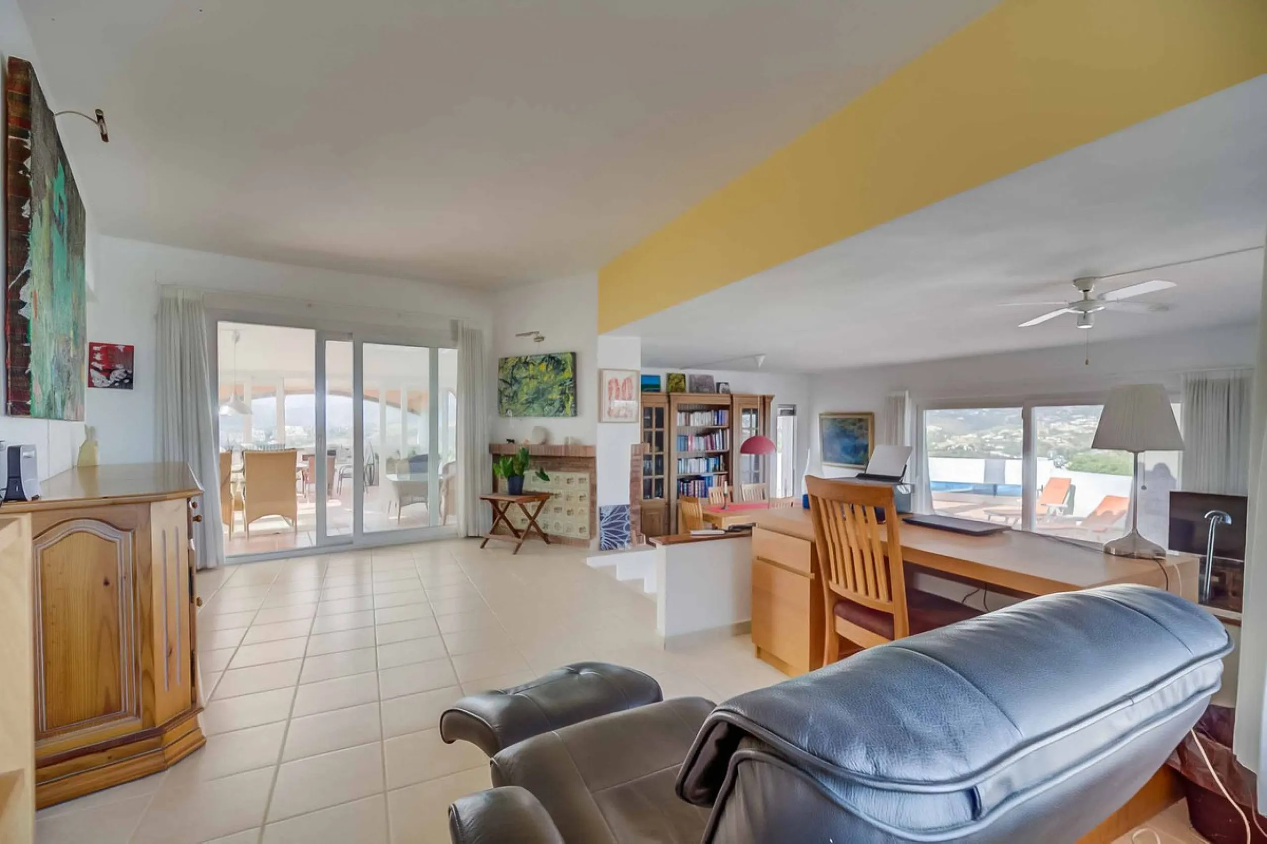 Discover this magnificent property located in the sought-after area of La Sierrezuela, only 4 km from the beach.