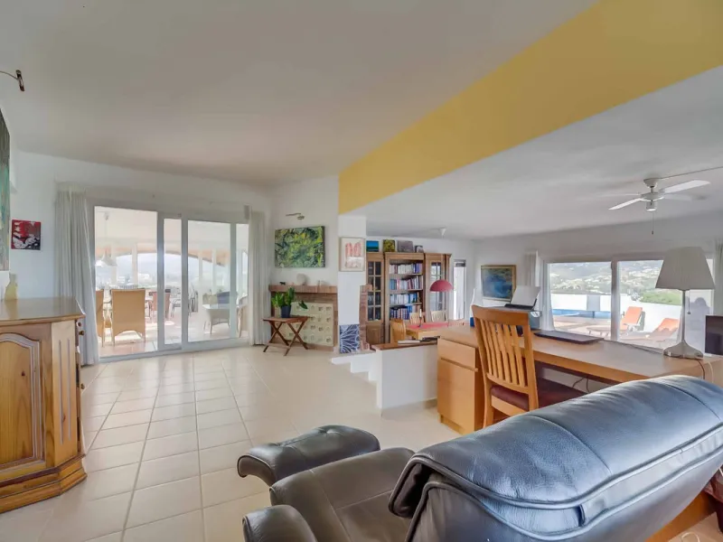 Discover this magnificent property located in the sought-after area of La Sierrezuela, only 4 km from the beach.