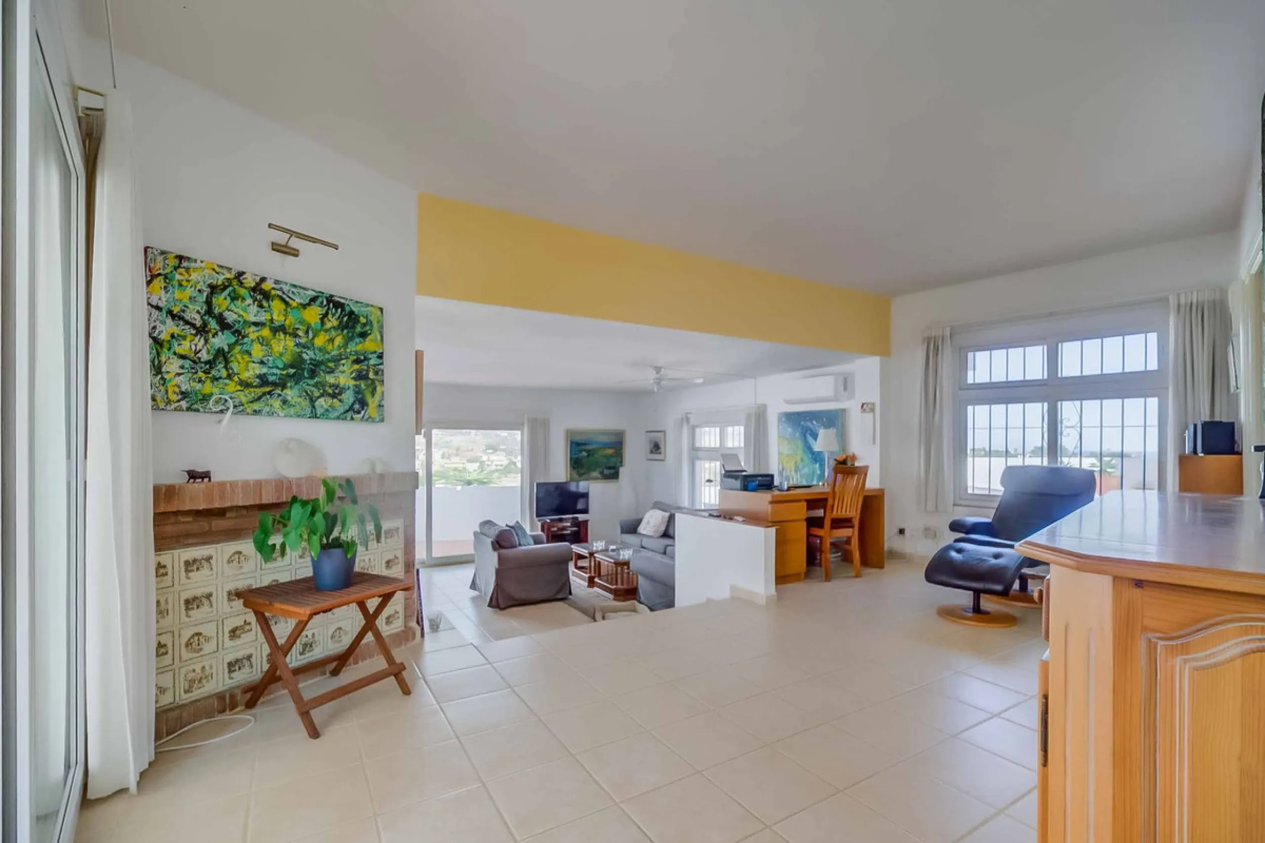 Discover this magnificent property located in the sought-after area of La Sierrezuela, only 4 km from the beach.
