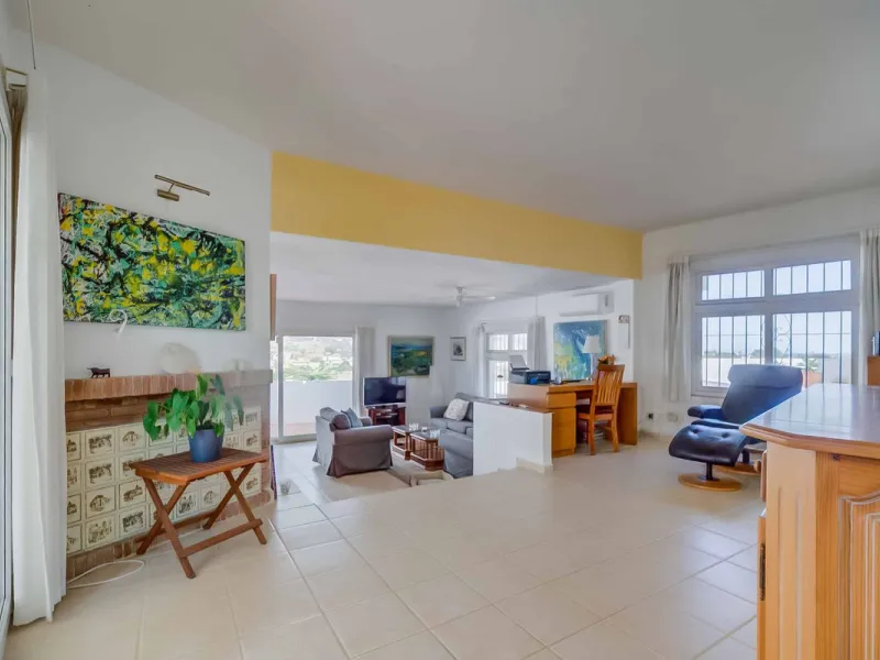 Discover this magnificent property located in the sought-after area of La Sierrezuela, only 4 km from the beach.