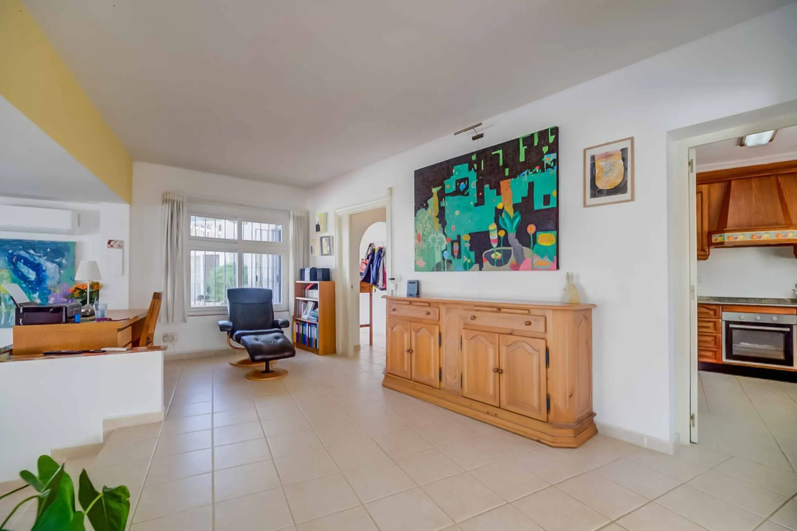 Discover this magnificent property located in the sought-after area of La Sierrezuela, only 4 km from the beach.