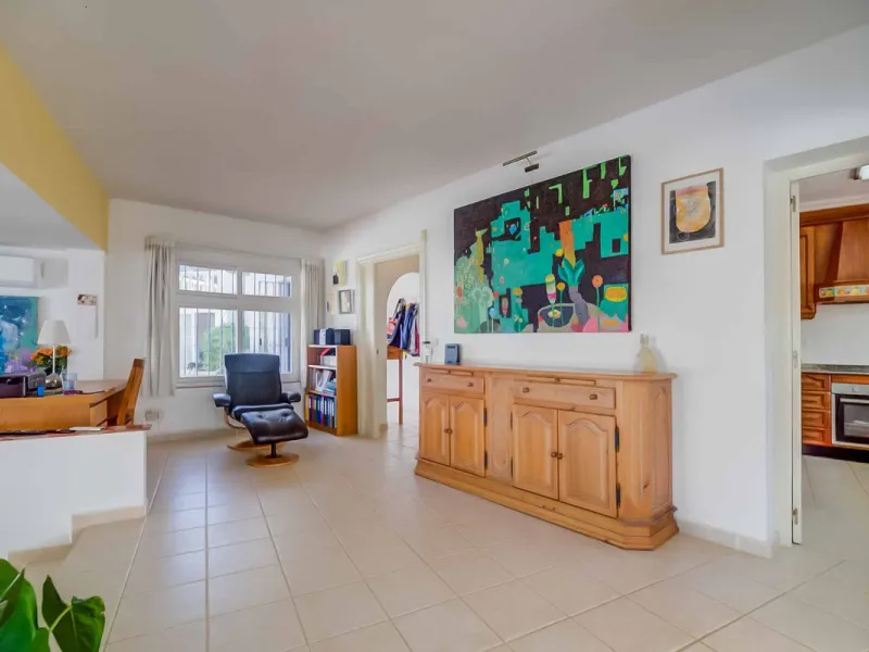 Discover this magnificent property located in the sought-after area of La Sierrezuela, only 4 km from the beach.