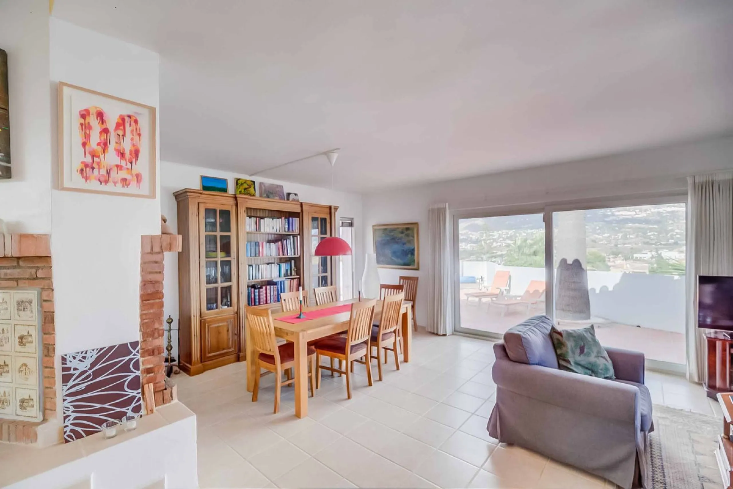 Discover this magnificent property located in the sought-after area of La Sierrezuela, only 4 km from the beach.