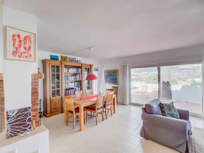 Discover this magnificent property located in the sought-after area of La Sierrezuela, only 4 km from the beach.