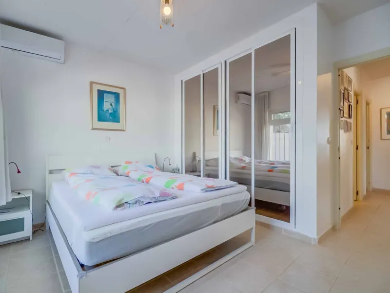 Discover this magnificent property located in the sought-after area of La Sierrezuela, only 4 km from the beach.