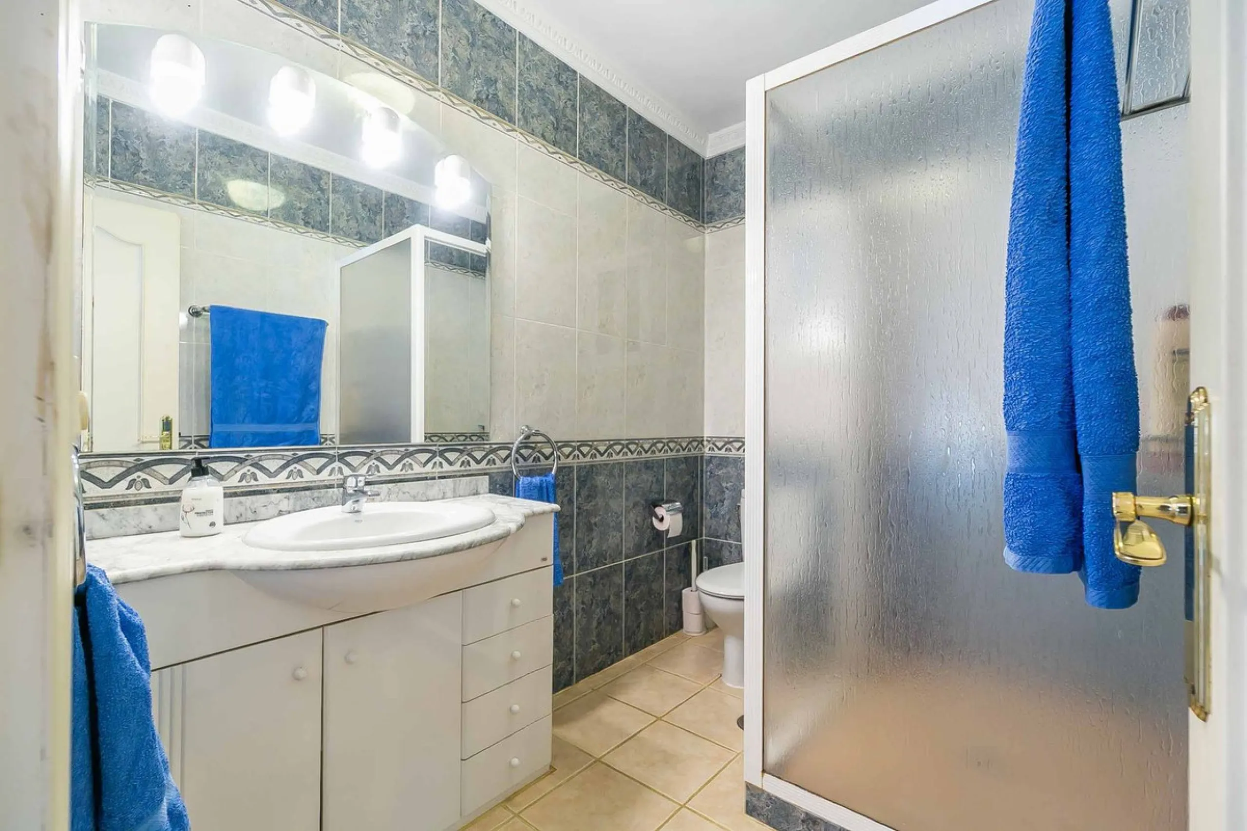 Discover this magnificent property located in the sought-after area of La Sierrezuela, only 4 km from the beach.