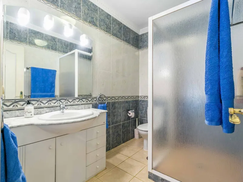 Discover this magnificent property located in the sought-after area of La Sierrezuela, only 4 km from the beach.