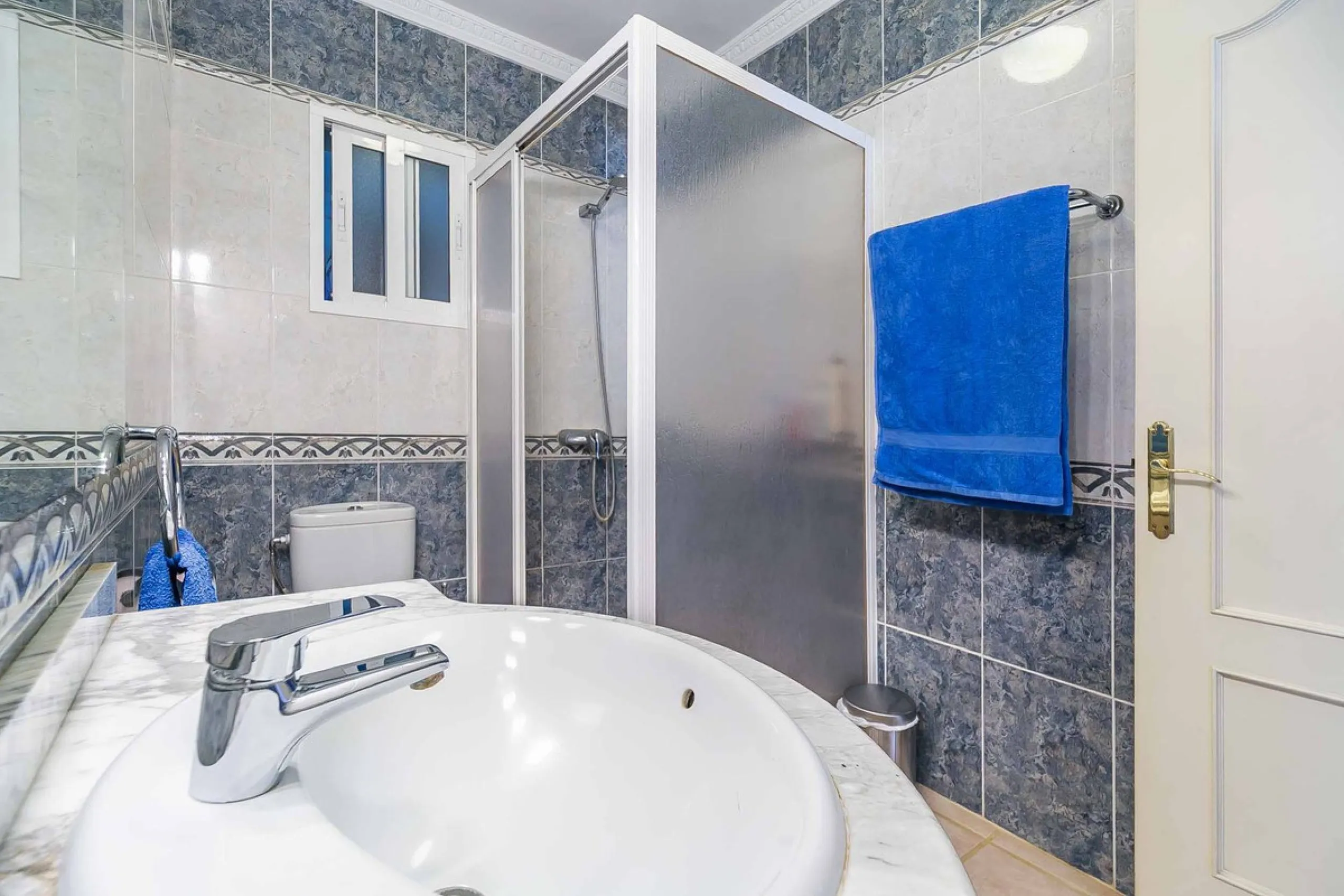 Discover this magnificent property located in the sought-after area of La Sierrezuela, only 4 km from the beach.