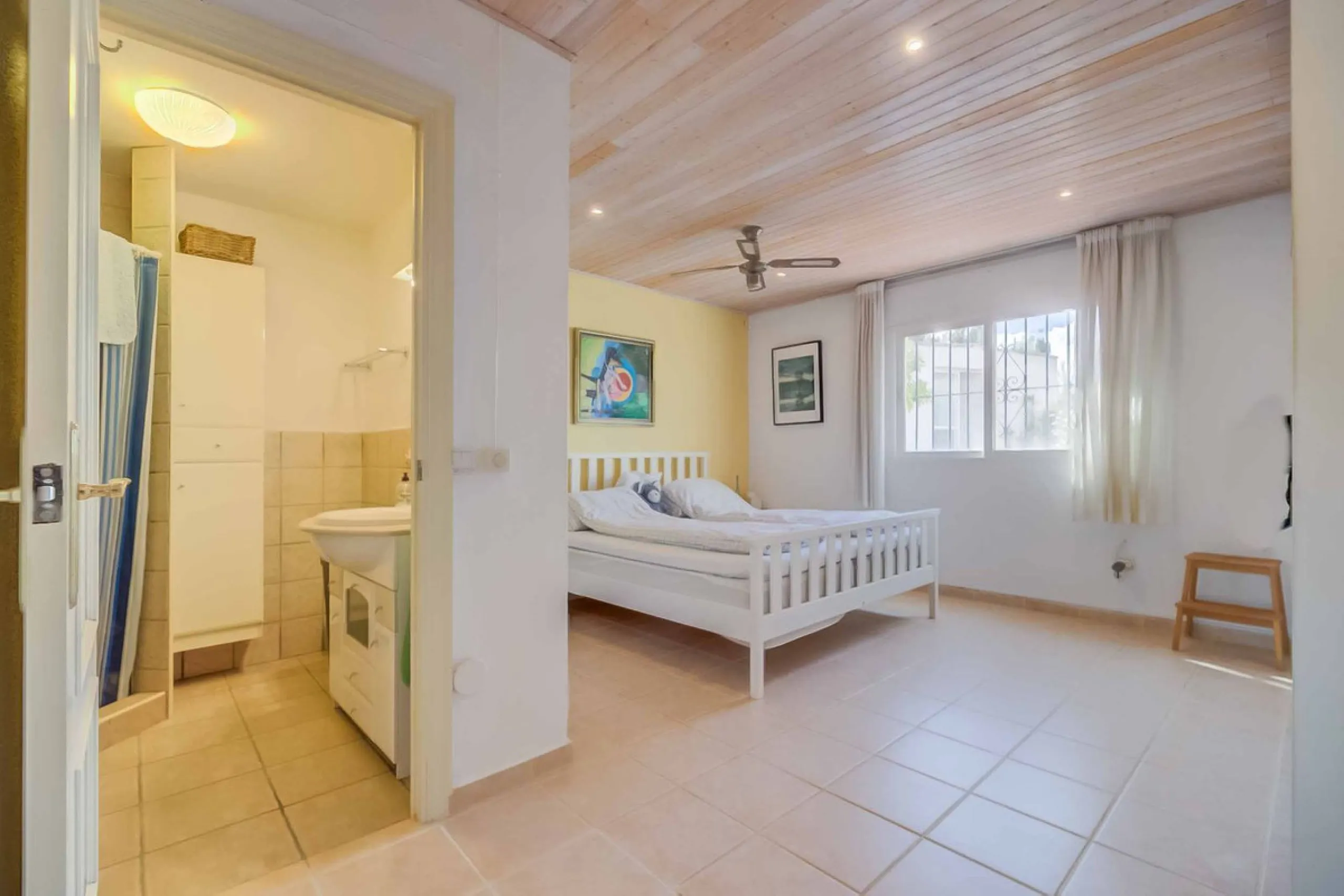 Discover this magnificent property located in the sought-after area of La Sierrezuela, only 4 km from the beach.