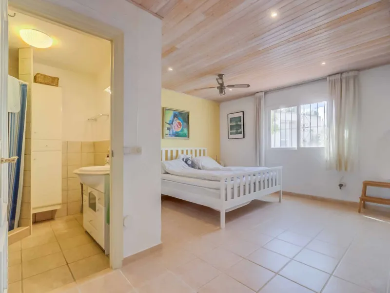 Discover this magnificent property located in the sought-after area of La Sierrezuela, only 4 km from the beach.