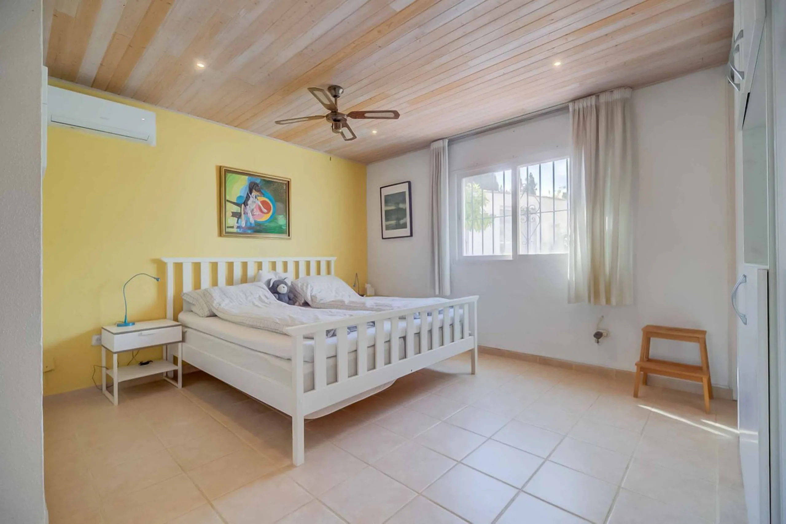 Discover this magnificent property located in the sought-after area of La Sierrezuela, only 4 km from the beach.