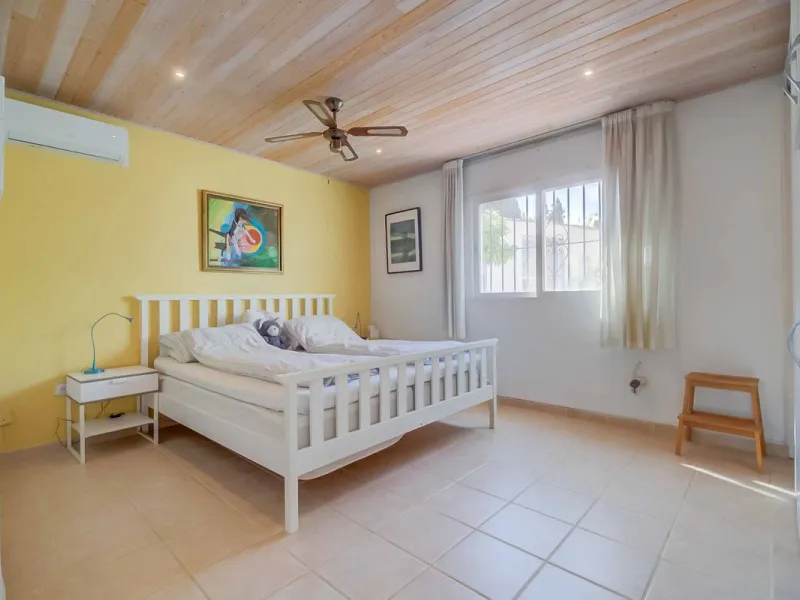 Discover this magnificent property located in the sought-after area of La Sierrezuela, only 4 km from the beach.