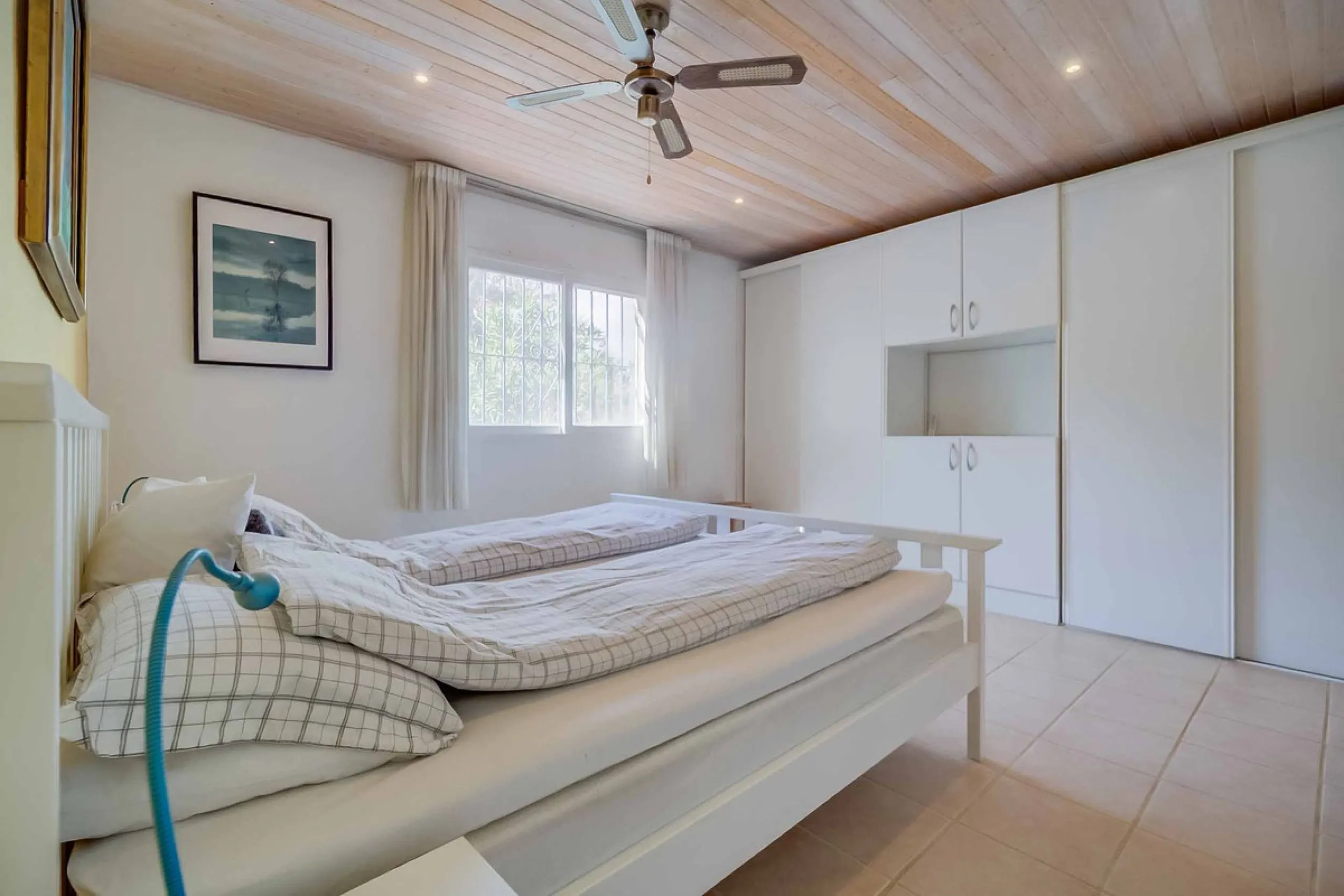 Discover this magnificent property located in the sought-after area of La Sierrezuela, only 4 km from the beach.